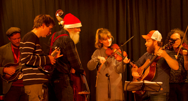 CBB auf der Bühne in der Filmdose, ein Musiker trägt eine Nikolausmütze