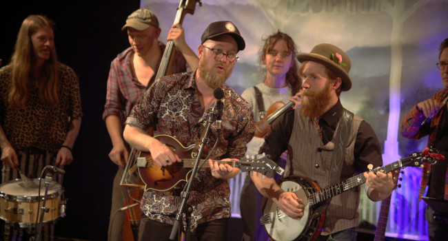 Eine Gruppe Musiker*innen auf der Bühne bei der Cologne Bluegrass Bash